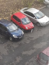 На Московской улице женщина повредила припаркованный автомобиль