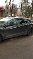 Улица Инициативная, подозрительный тип в капюшоне ходит c фонариком по парковке Улица Инициативная, подозрительный тип в капюшоне ходит c фонариком по парковке