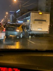 Автомобиль каршеринга врезался в автобус на Комсомольском проспекте