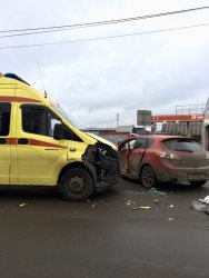 ДТП возле АЗС, столкнулись скорая помощь и Mazda 3