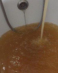 Из крана идёт вода с песком