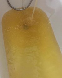 Из крана идёт вода с песком