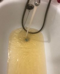 Из крана идёт вода с песком