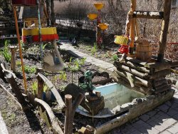 Необычный палисадник возле обычного дома в Люберцах