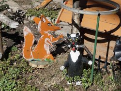 Необычный палисадник возле обычного дома в Люберцах
