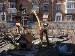 Необычный палисадник возле обычного дома в Люберцах