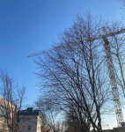 Противовес строительного крана расположился над проезжей частью в Томилино Противовес строительного крана расположился над проезжей частью в Томилино