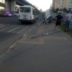 Водитель врезался в автобусную остановку на Комсомольском проспекте в Люберцах